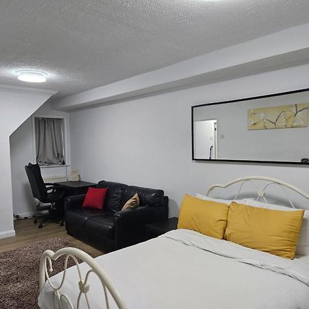 Charming 3-Bedroom Retreat With Modern Comforts South Ockendon Esterno foto