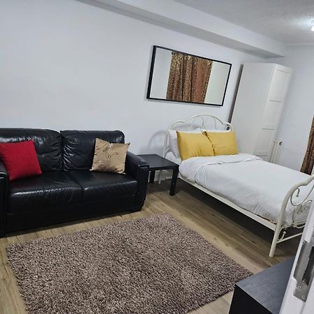 Charming 3-Bedroom Retreat With Modern Comforts South Ockendon Esterno foto