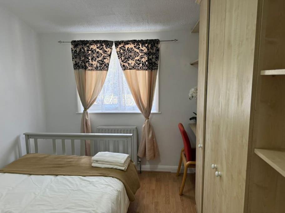 Charming 3-Bedroom Retreat With Modern Comforts South Ockendon Esterno foto