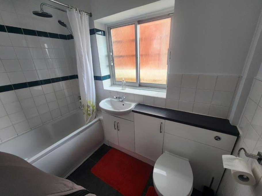 Charming 3-Bedroom Retreat With Modern Comforts South Ockendon Esterno foto
