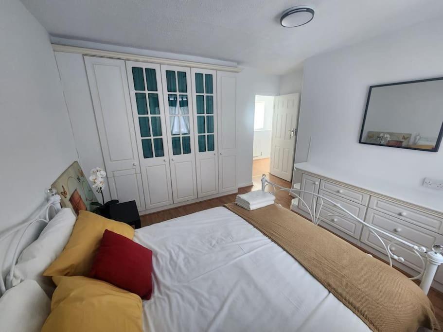 Charming 3-Bedroom Retreat With Modern Comforts South Ockendon Esterno foto