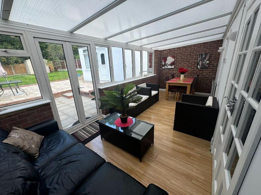 Charming 3-Bedroom Retreat With Modern Comforts South Ockendon Esterno foto