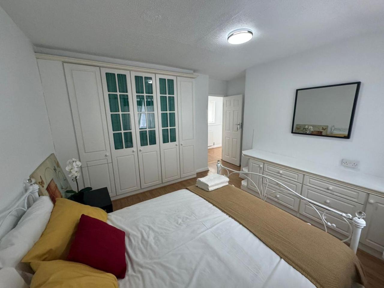 Charming 3-Bedroom Retreat With Modern Comforts South Ockendon Esterno foto