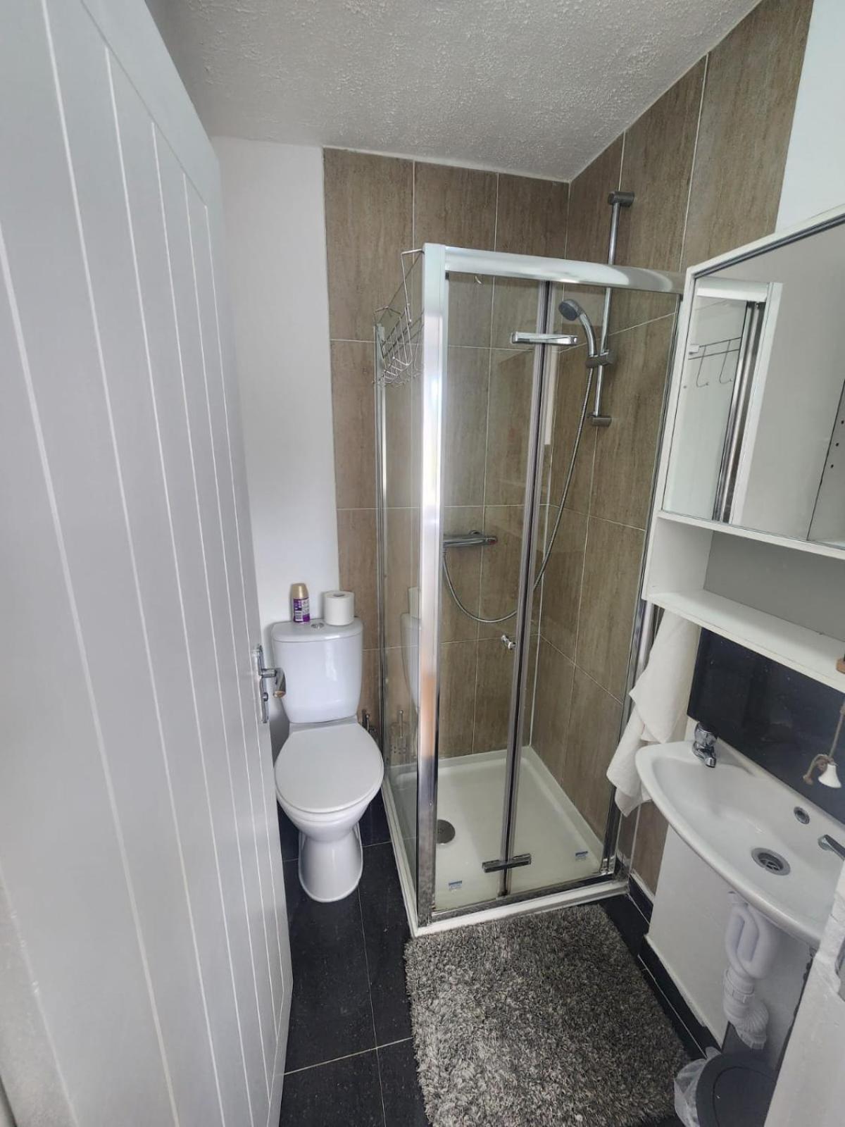 Charming 3-Bedroom Retreat With Modern Comforts South Ockendon Esterno foto
