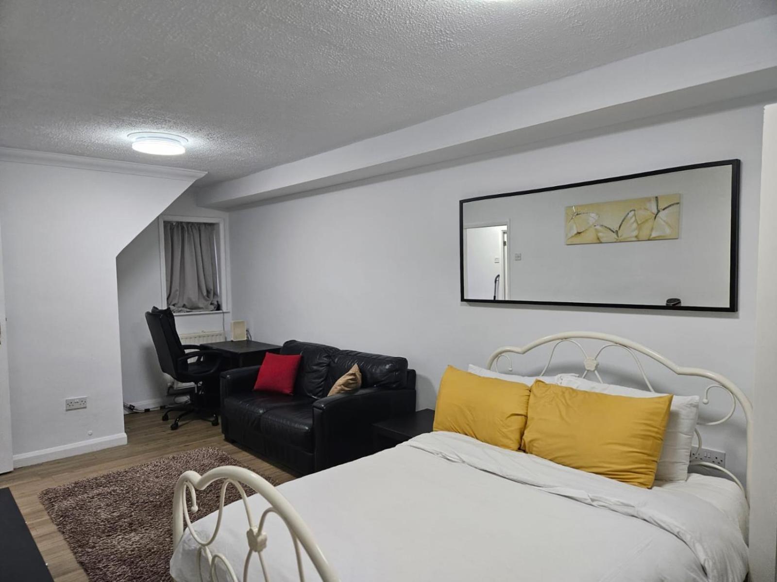 Charming 3-Bedroom Retreat With Modern Comforts South Ockendon Esterno foto