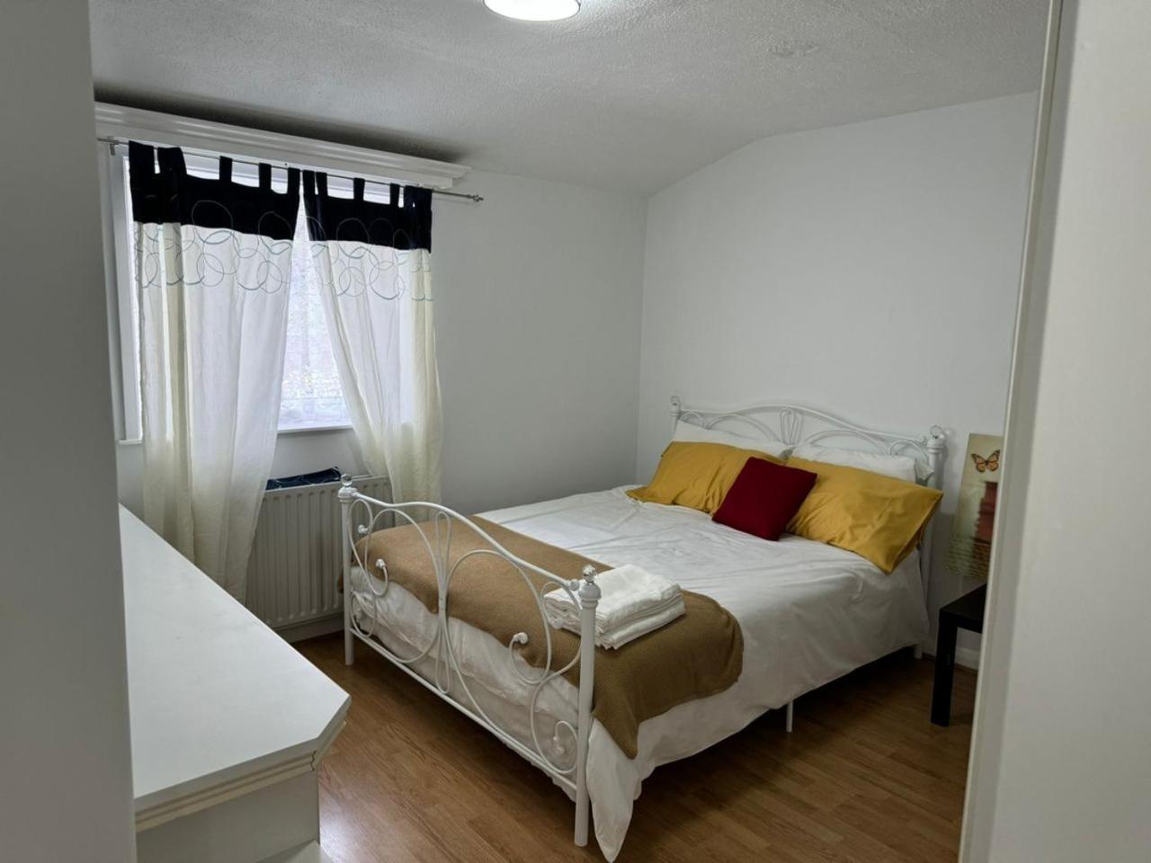 Charming 3-Bedroom Retreat With Modern Comforts South Ockendon Esterno foto