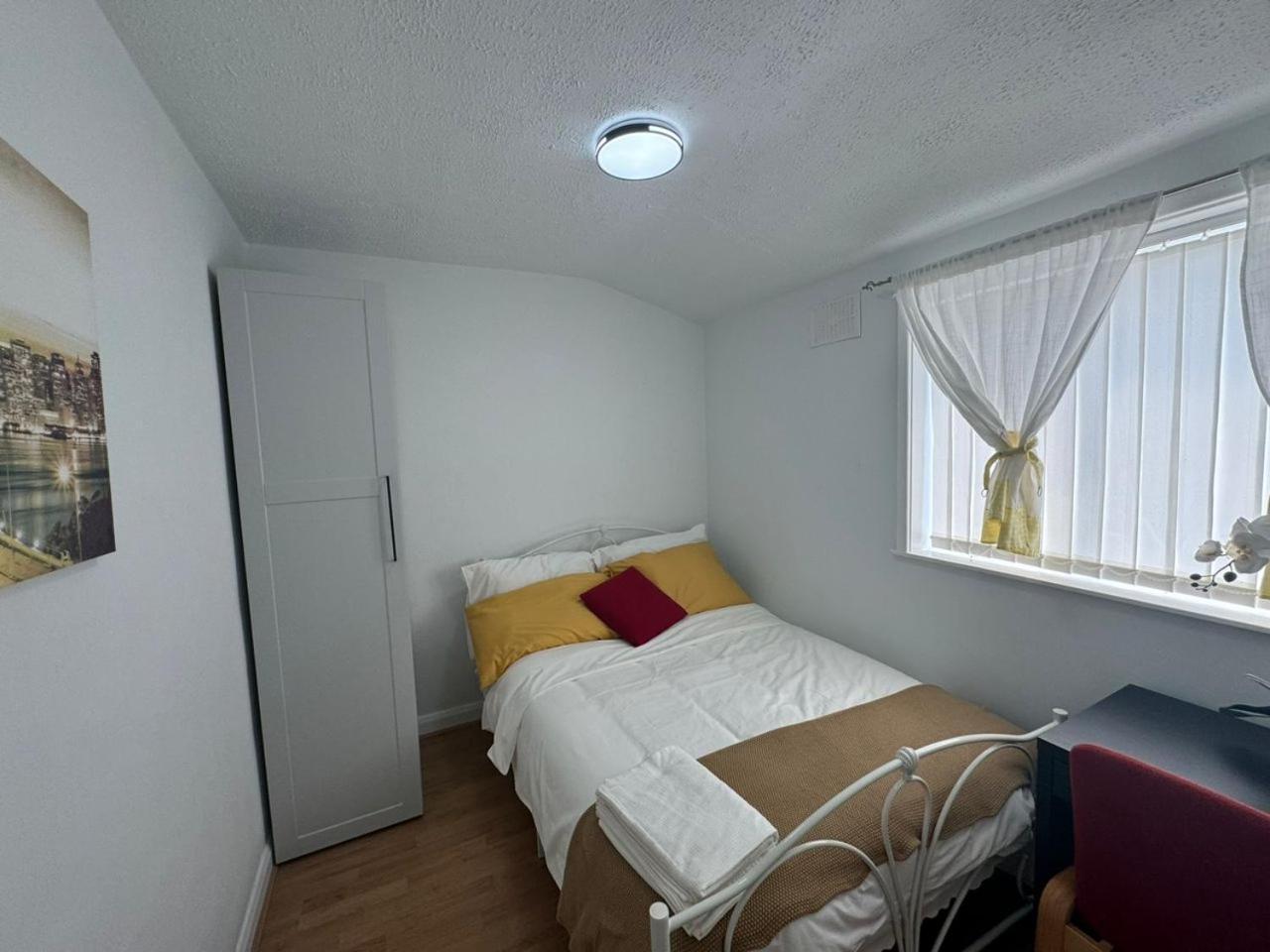 Charming 3-Bedroom Retreat With Modern Comforts South Ockendon Esterno foto